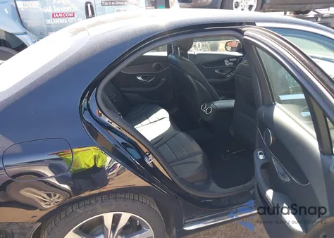 2017 Mercedes-Benz C 300 из США, поврежденный, VIN 55SWF4JB8HU218327